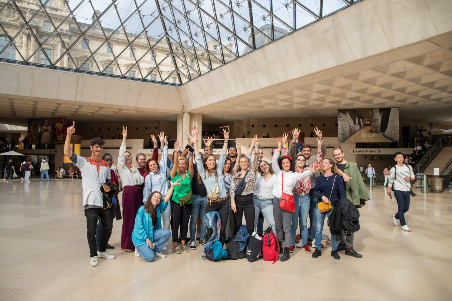 Photo de groupe sous la Pyramide Musée du Louvre