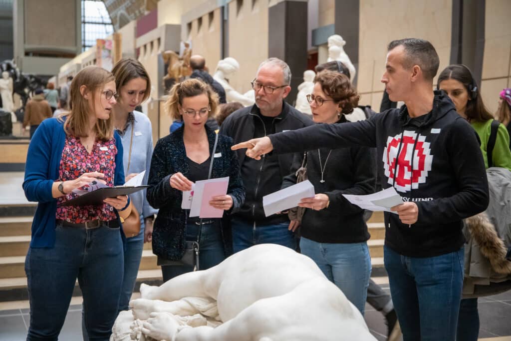 Equipe pointe une statue dans l'allée centrale