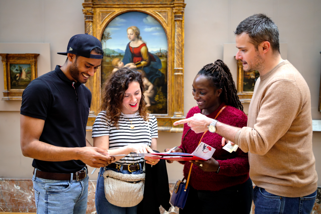 Equipe devant La belle Jardinière de Rafael Musée du Louvre