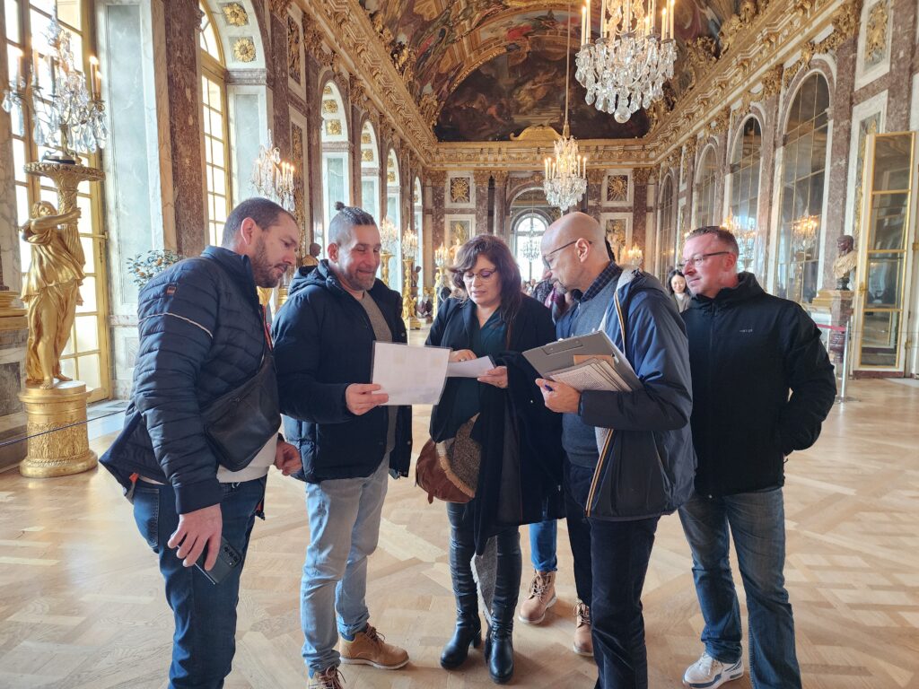 Equipe dans la Galerie des glaces