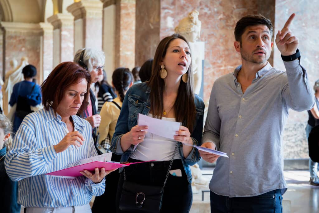 Equipe dans le département des Antiquités grecques Musée du Louvre