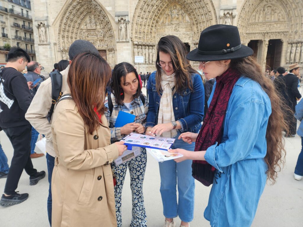 Equipe devant notre dame sur l'Ile de la Cité
