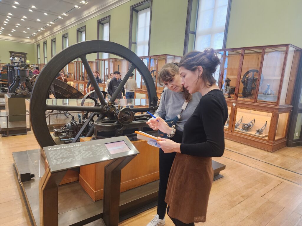 Deux joueuses résolvent une énigme dans le Musée des arts et métiers