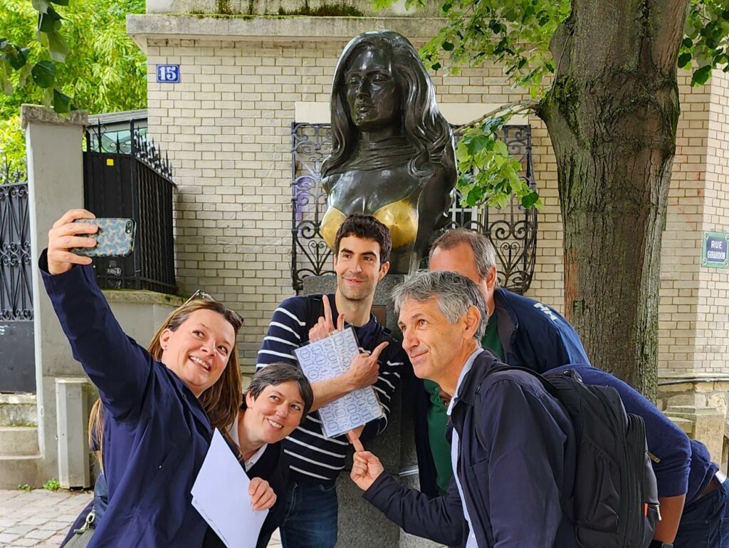 Mission photo devant le buste de Dalida