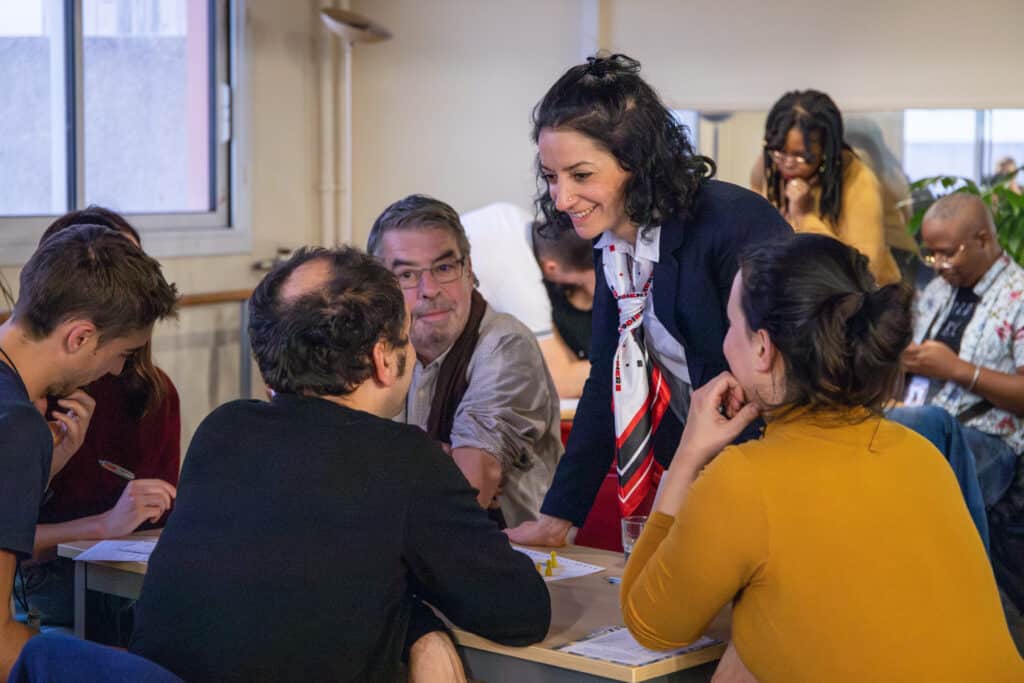 L'animatrice donne un indice à une équipa