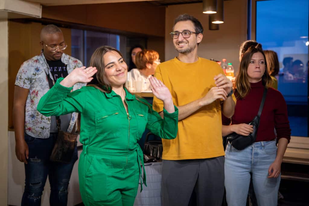Equipe gagnante célèbre la victoire Murder PArty