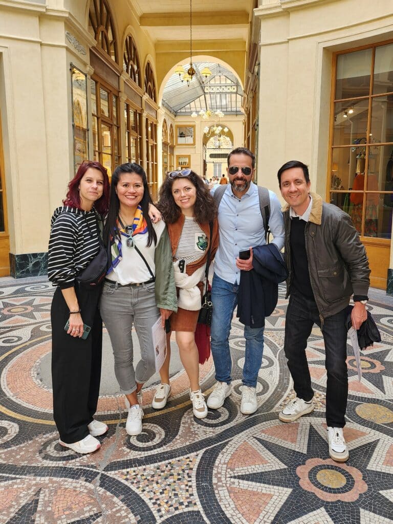 Equipe dans les Passages Couverts de Paris